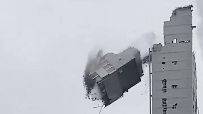 Обрушение опорной колонны демонтируемого горнолыжного комплекса Снежком на проезжую часть в подмосковном Красногорске
