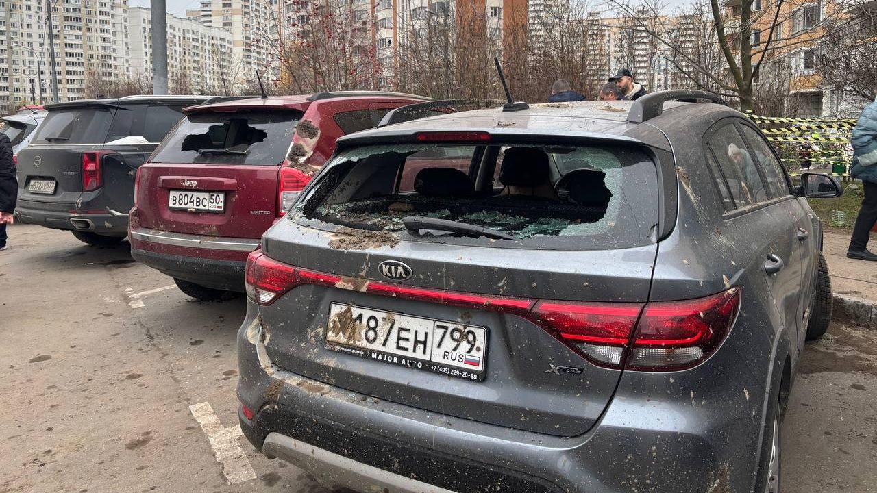 Поврежденные в результате обрушения опорной колонны горнолыжного комплекса Снежком автомобили в Красногорске - РИА Новости, 1920, 11.11.2025