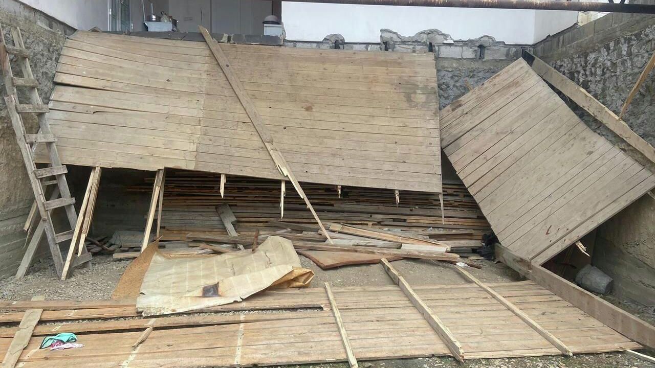 Последствия обрушения балкона частного дома во время похорон в Чечне Последствия обрушения балкона частного дома во время похорон в Чечне - РИА Новости, 1920, 11.11.2025