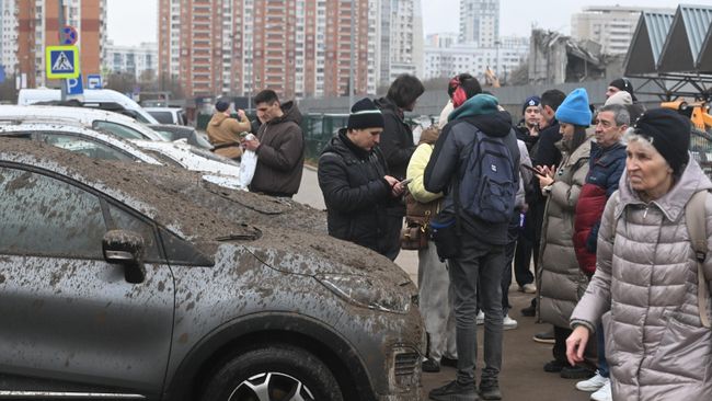 Последствия обрушения конструкции демонтируемого горнолыжного комплекса Снежком на проезжую часть в Красногорске