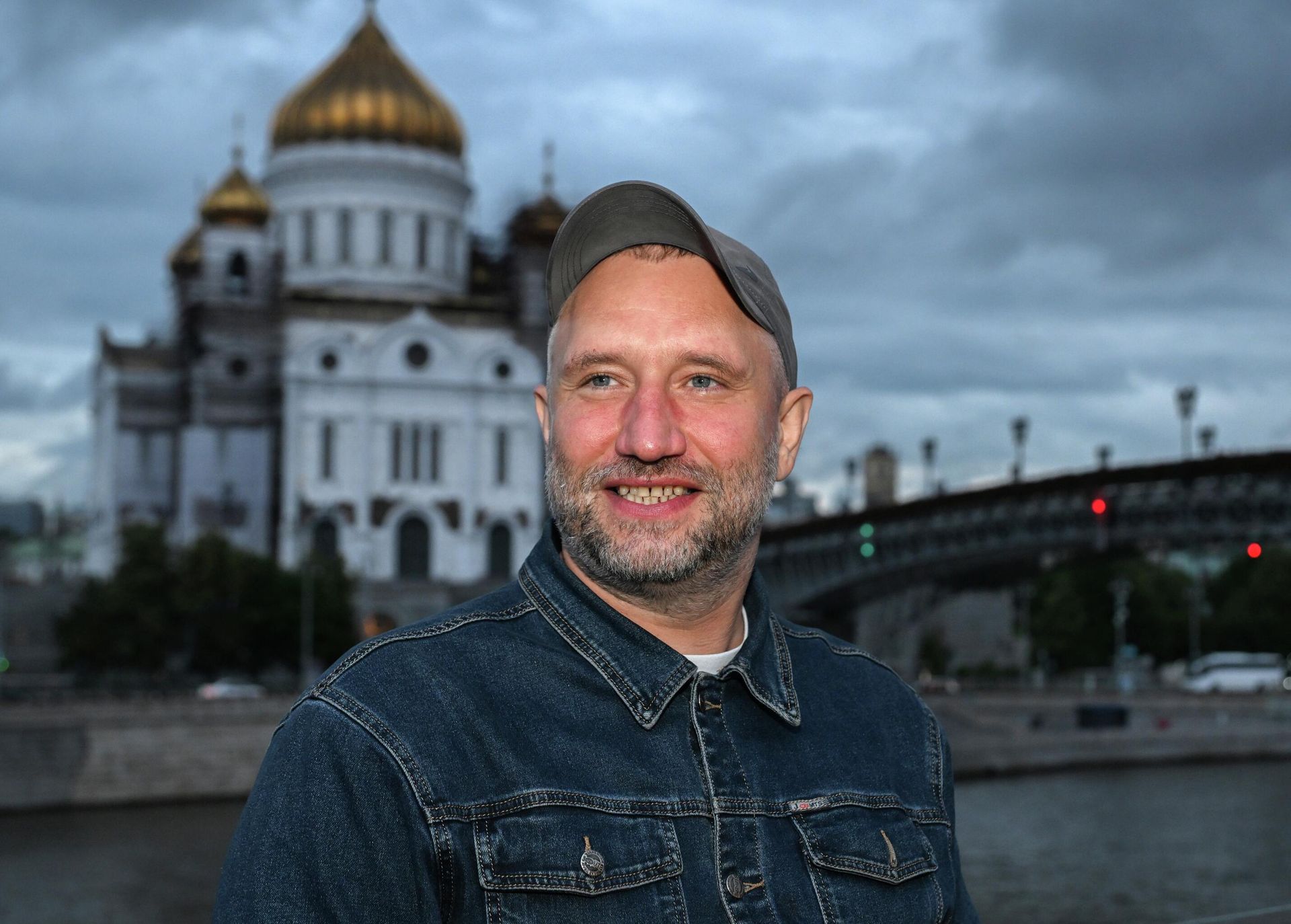 Режиссер Юрий Быков на премьере сериала Театральная зона в летнем кинотеатре Summer Cinema by Kion в Москве Режиссер Юрий Быков на премьере сериала Театральная зона в летнем кинотеатре Summer Cinema by Kion в Москве - РИА Новости, 1920, 11.11.2025