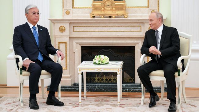 Президент РФ Владимир Путин и президент Казахстана Касым-Жомарт Токаев во время встречи