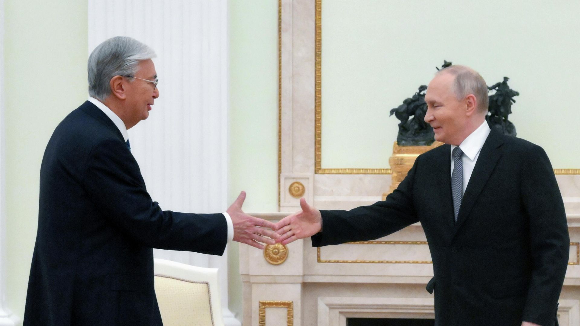 Президент РФ Владимир Путин и президент Казахстана Касым-Жомарт Токаев во время встречи. 11 ноября 2025 Президент РФ Владимир Путин и президент Казахстана Касым-Жомарт Токаев во время встречи. 11 ноября 2025 - РИА Новости, 1920, 11.11.2025