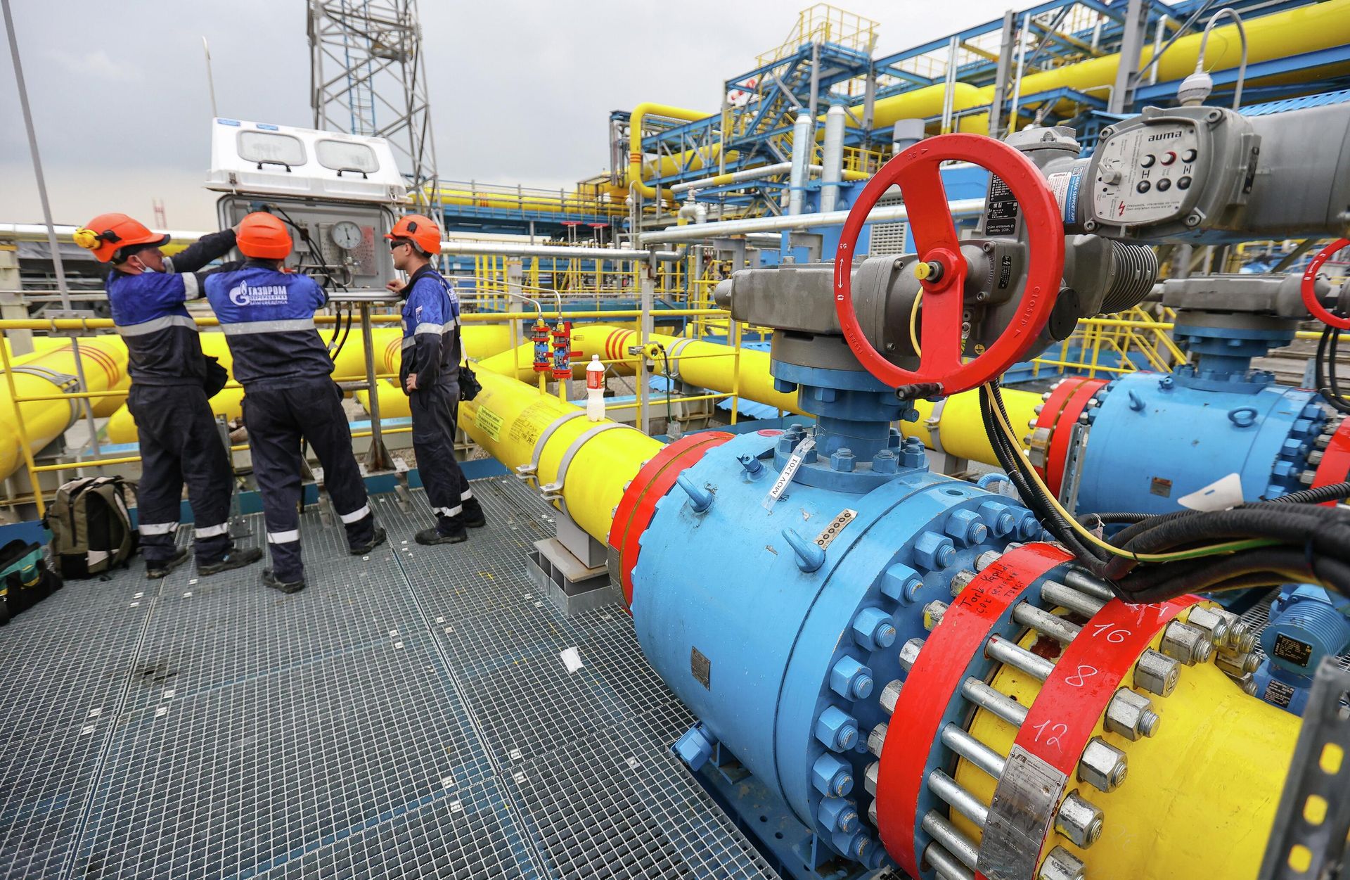 Обслуживание дистанционного датчика давления сырьевого газа перед измерительными линиями коммерческих узлов учета на Амурском ГПЗ Обслуживание дистанционного датчика давления сырьевого газа перед измерительными линиями коммерческих узлов учета на Амурском ГПЗ - РИА Новости, 1920, 18.05.2026