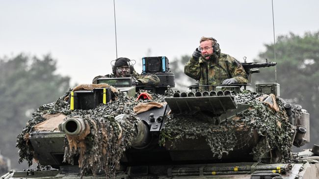 Министр обороны Германии Борис Писториус вместе с военными на танке Leopard 2