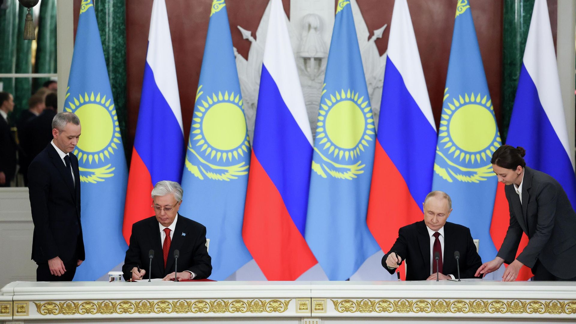 Президент РФ Владимир Путин и президент Казахстана Касым-Жомарт Токаев во время церемонии подписания документов по итогам российско-казахстанских переговоров - РИА Новости, 1920, 12.11.2025
