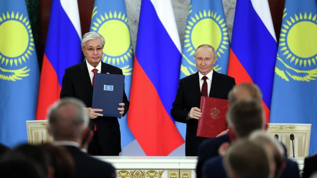 Президент РФ Владимир Путин и президент Казахстана Касым-Жомарт Токаев во время церемонии подписания документов по итогам российско-казахстанских переговоров