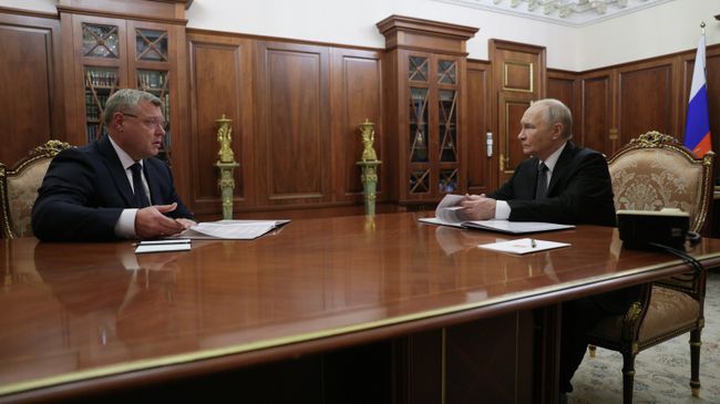 Президент России Владимир Путин и губернатор Астраханской области Игорь Бабушкин во время встречи