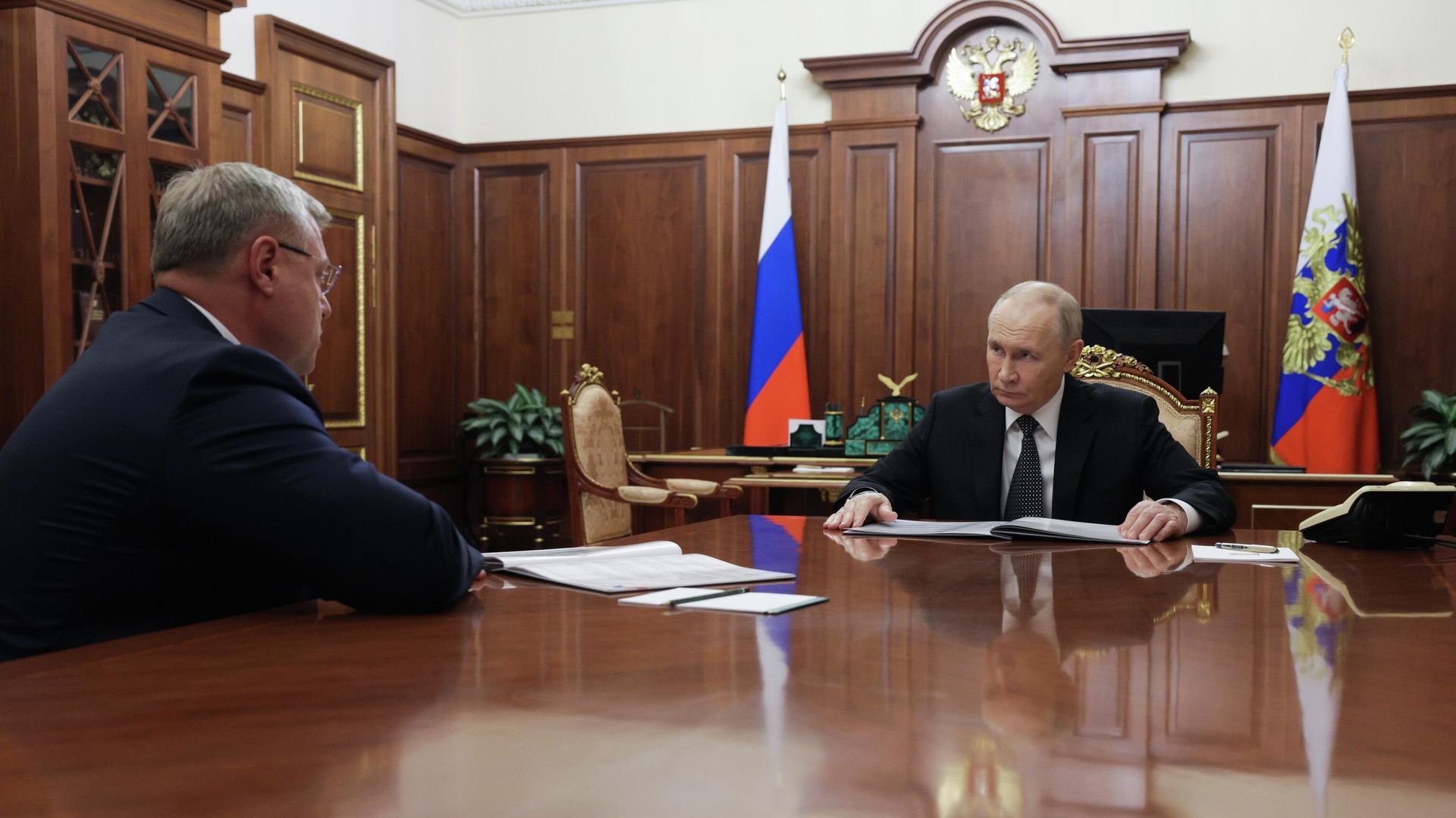 Президент России Владимир Путин и губернатор Астраханской области Игорь Бабушкин во время встречи - РИА Новости, 1920, 13.11.2025