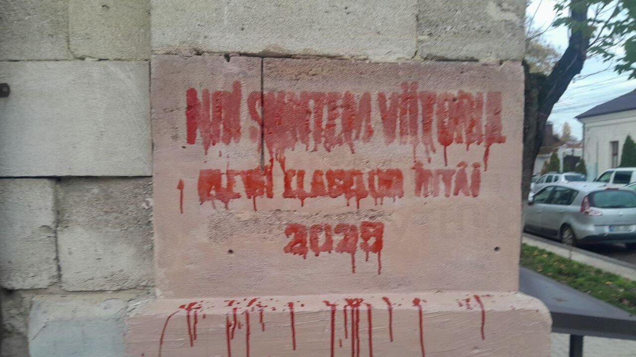 Вандалы изрисовали надпись времен Великой Отечественной войны в центре Кишинева Вандалы изрисовали надпись времен Великой Отечественной войны в центре Кишинева - РИА Новости, 1920, 13.11.2025