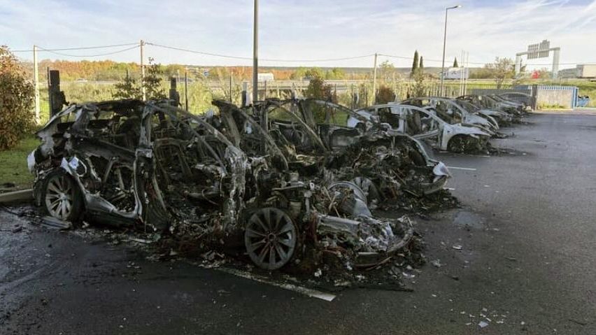 Сгоревшие автомобили Tesla на парковке автосалона во коммуне Ле-Пен-Мирабо, Франция Сгоревшие автомобили Tesla на парковке автосалона во коммуне Ле-Пен-Мирабо, Франция - РИА Новости, 1920, 13.11.2025