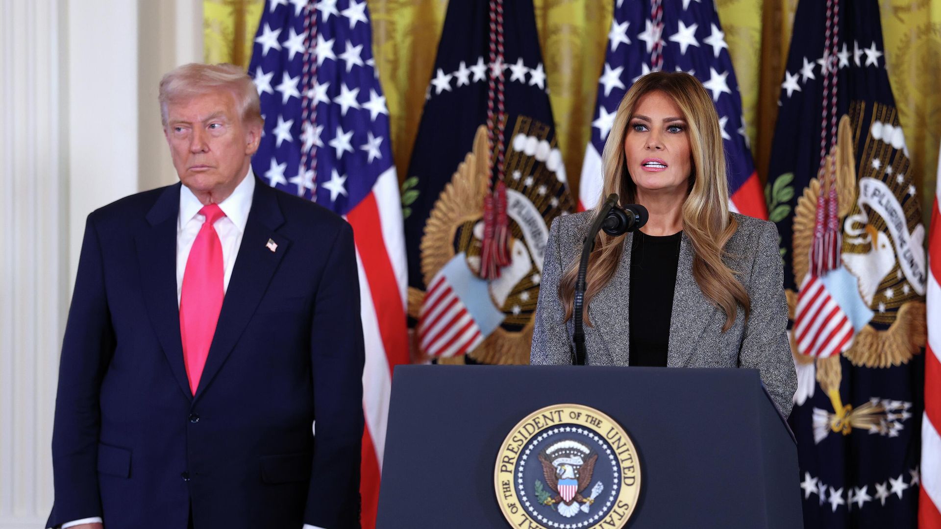 Первая леди Мелания Трамп выступает вместе с президентом США Дональдом Трампом во время церемонии подписания указа Содействуя будущему в Восточном зале Белого дома. 13 ноября 2025 - РИА Новости, 1920, 13.11.2025
