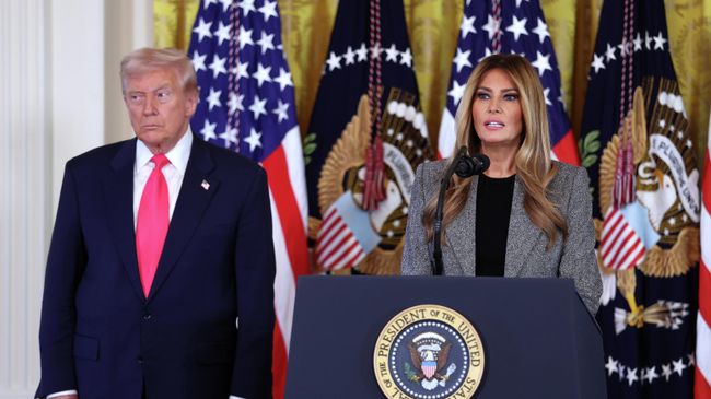 Первая леди Мелания Трамп выступает вместе с президентом США Дональдом Трампом во время церемонии подписания указа Содействуя будущему в Восточном зале Белого дома. 13 ноября 2025