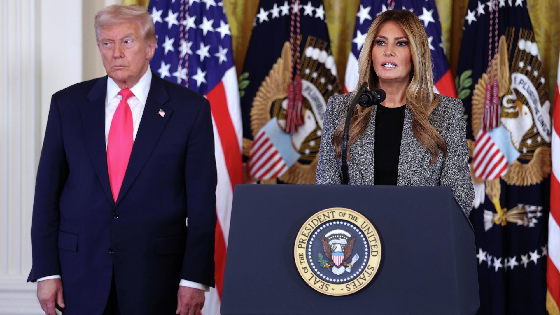 Первая леди Мелания Трамп выступает вместе с президентом США Дональдом Трампом во время церемонии подписания указа Содействуя будущему в Восточном зале Белого дома. 13 ноября 2025 - РИА Новости, 1920, 13.11.2025