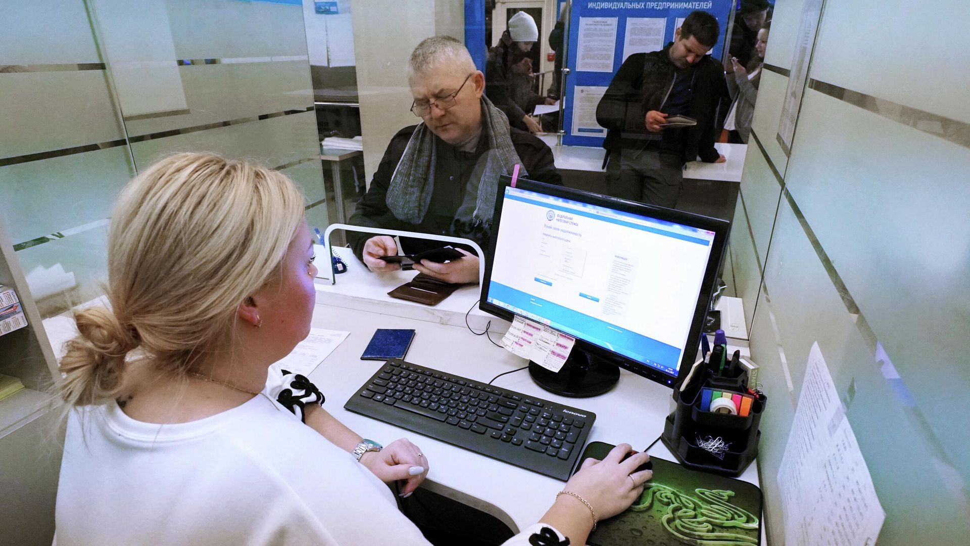 Посетители в межрайонной налоговой инспекции Посетители в межрайонной налоговой инспекции - РИА Новости, 1920, 14.11.2025
