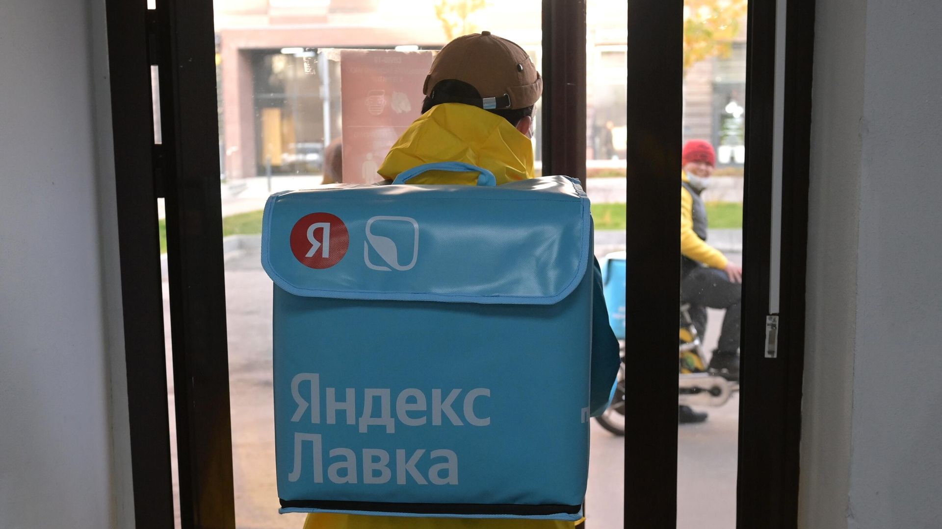 Курьер службы доставки сервиса Яндекс.Лавка Курьер службы доставки сервиса Яндекс.Лавка - РИА Новости, 1920, 24.03.2026