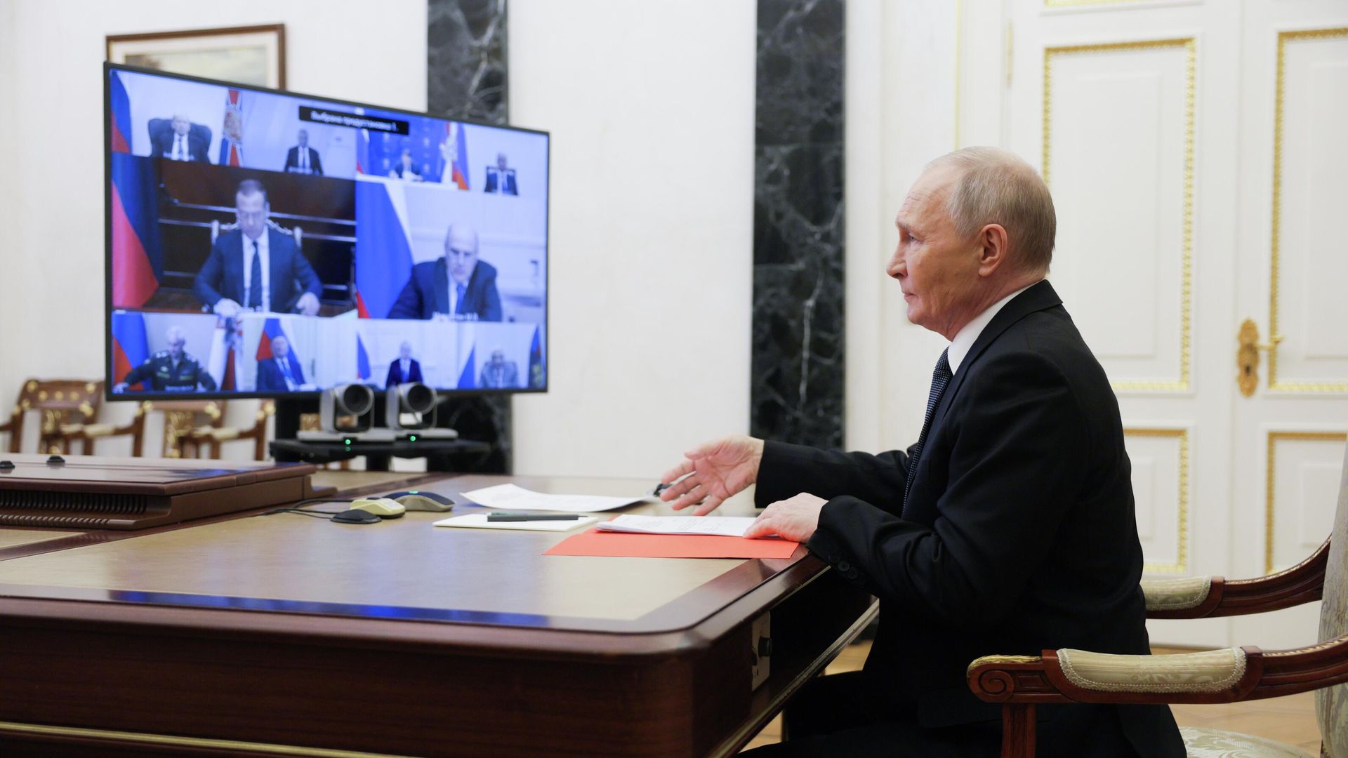 Президент РФ Владимир Путин в режиме видеоконференции проводит оперативное совещание с постоянными членами Совета Безопасности РФ. 14 ноября 2025 - РИА Новости, 1920, 14.11.2025