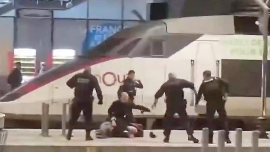 Полицейские на вокзале Монпарнас в Париже Полицейские на вокзале Монпарнас в Париже - РИА Новости, 1920, 14.11.2025