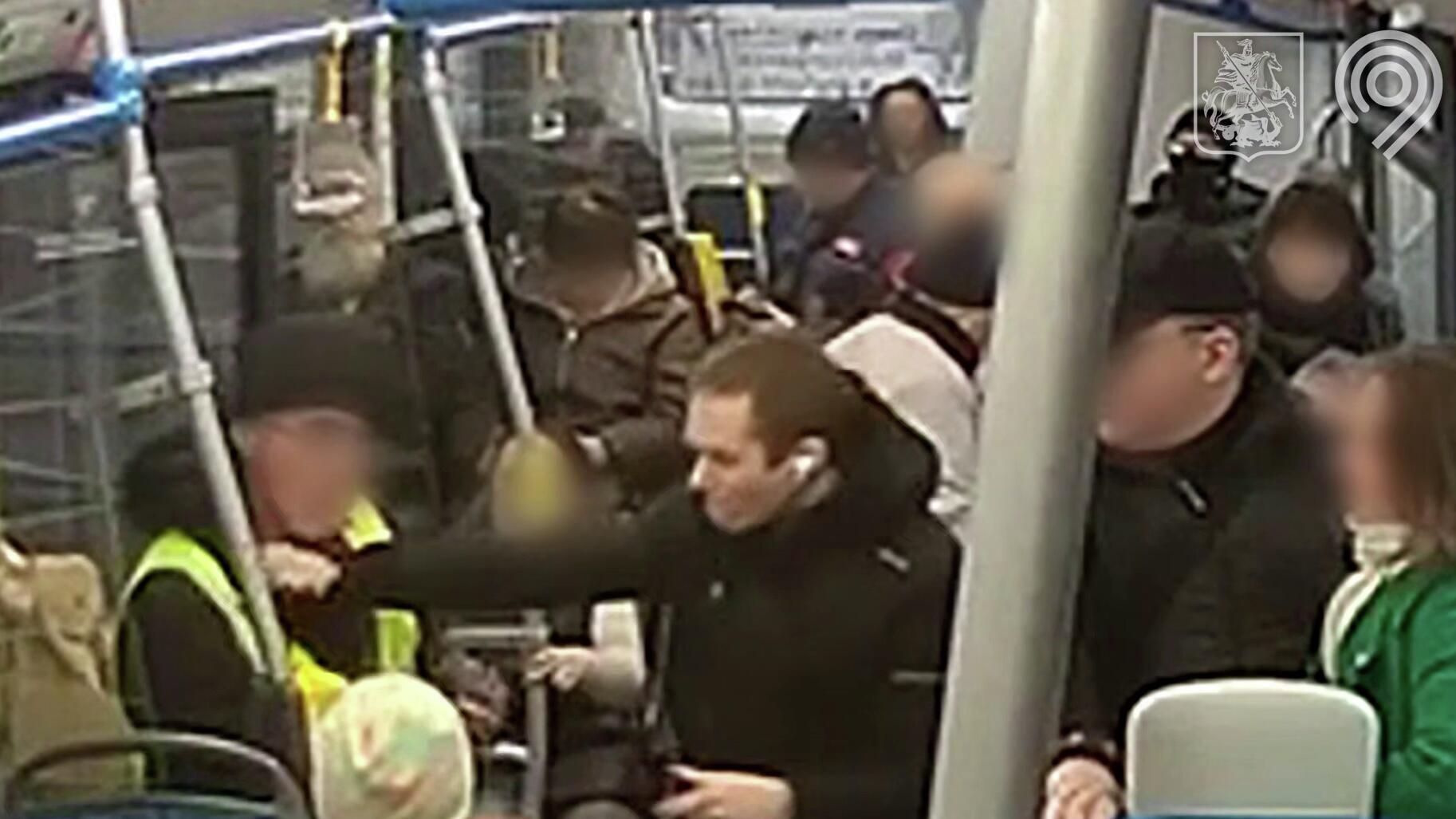 Безбилетник ударил инспектора в автобусе в Москве Безбилетник ударил инспектора в автобусе в Москве - РИА Новости, 1920, 15.11.2025