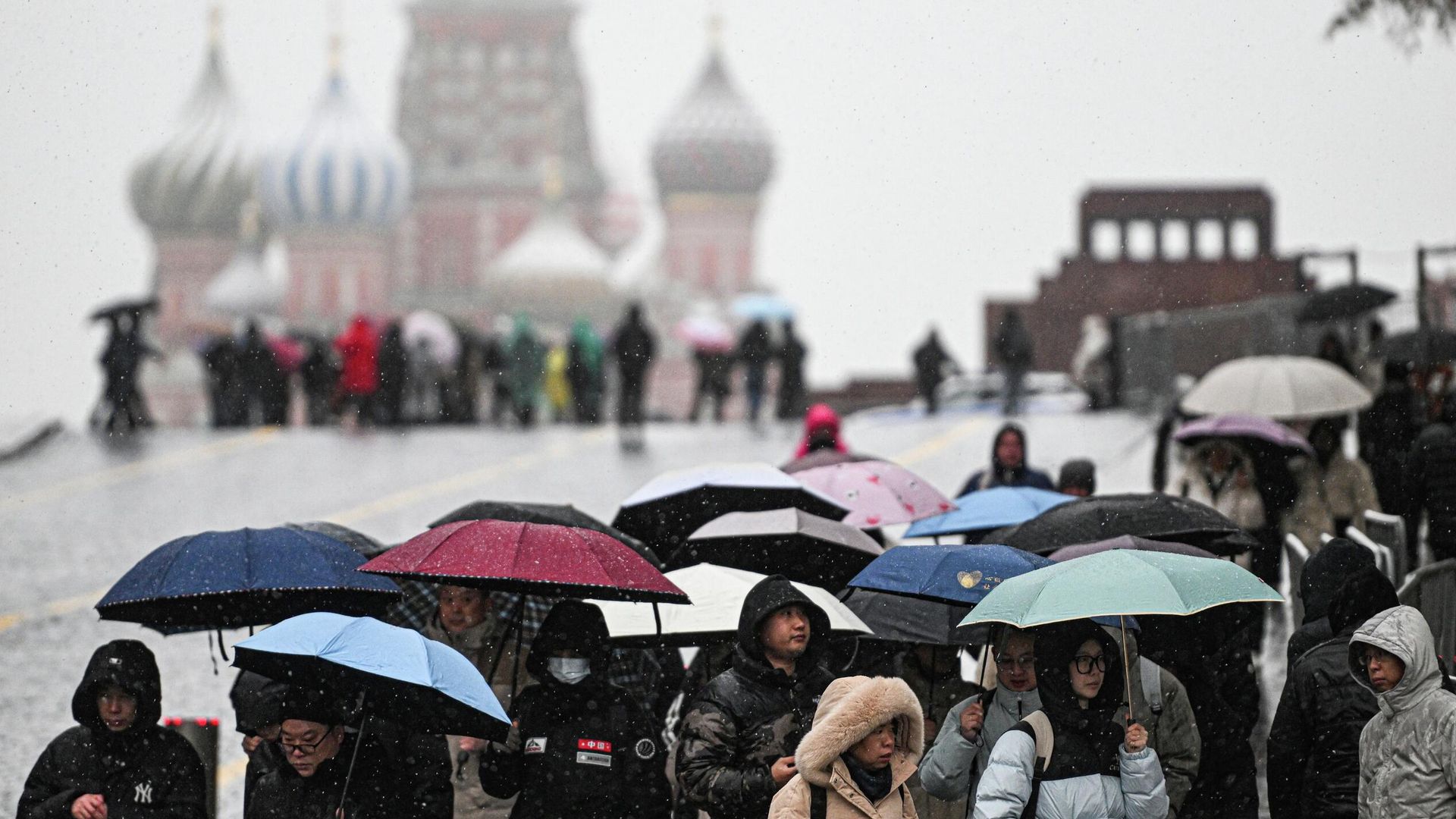 Туристы на Красной площади в Москве Туристы на Красной площади в Москве - РИА Новости, 1920, 16.11.2025