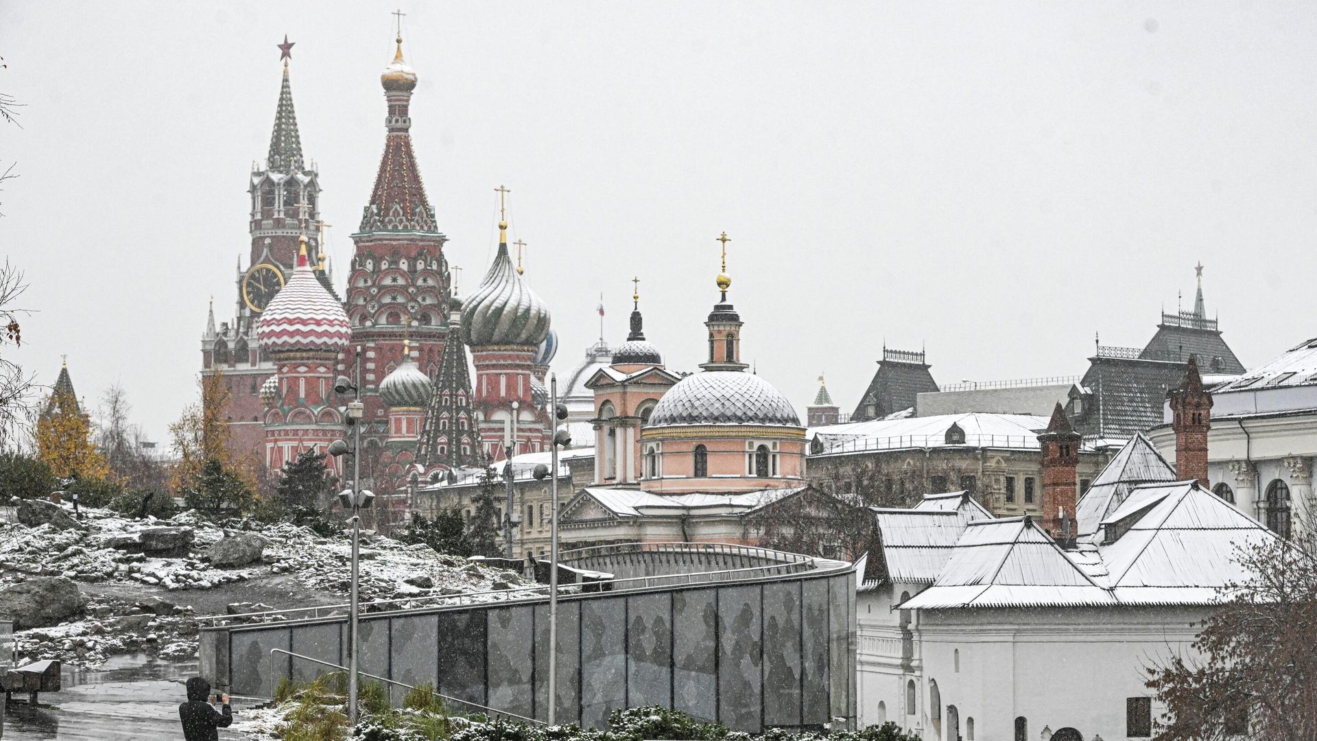 Вид из парка Зарядье на Спасскую башню Московского кремля и Покровский собор - РИА Новости, 1920, 16.11.2025