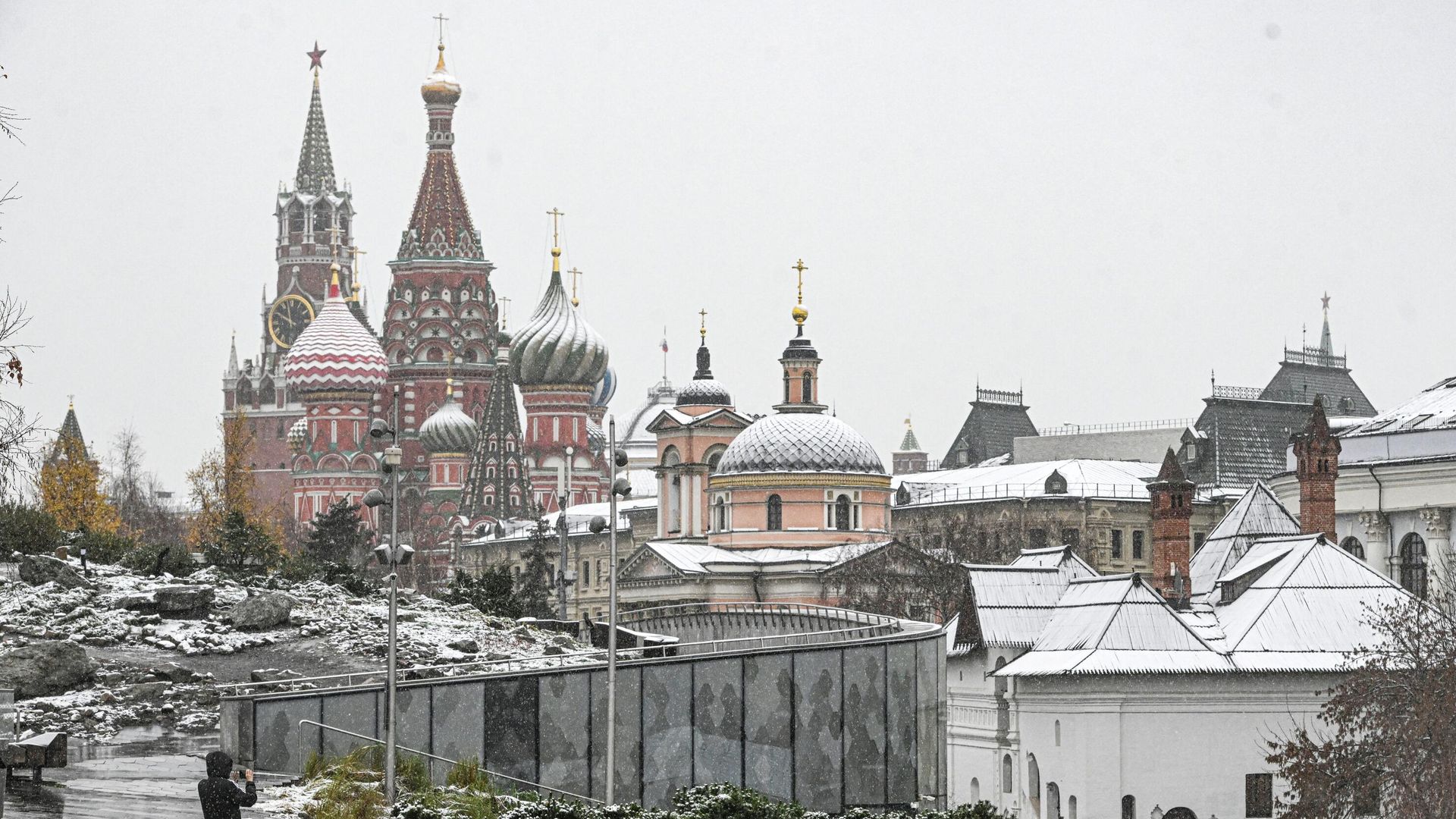 Вид из парка Зарядье на Спасскую башню Московского кремля и Покровский собор Вид из парка Зарядье на Спасскую башню Московского кремля и Покровский собор - РИА Новости, 1920, 23.11.2025
