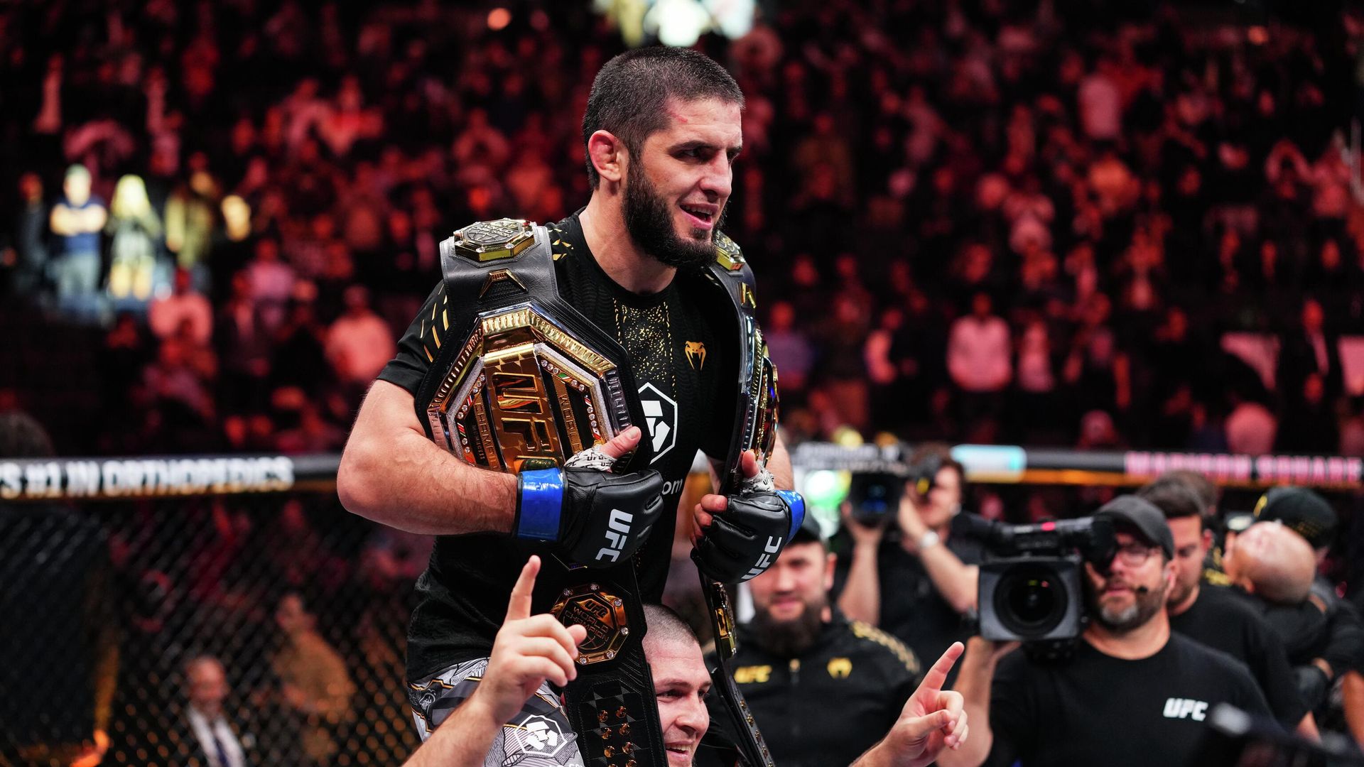 Ислам Махачев с двумя поясами UFC Ислам Махачев с двумя поясами UFC - РИА Новости, 1920, 16.11.2025