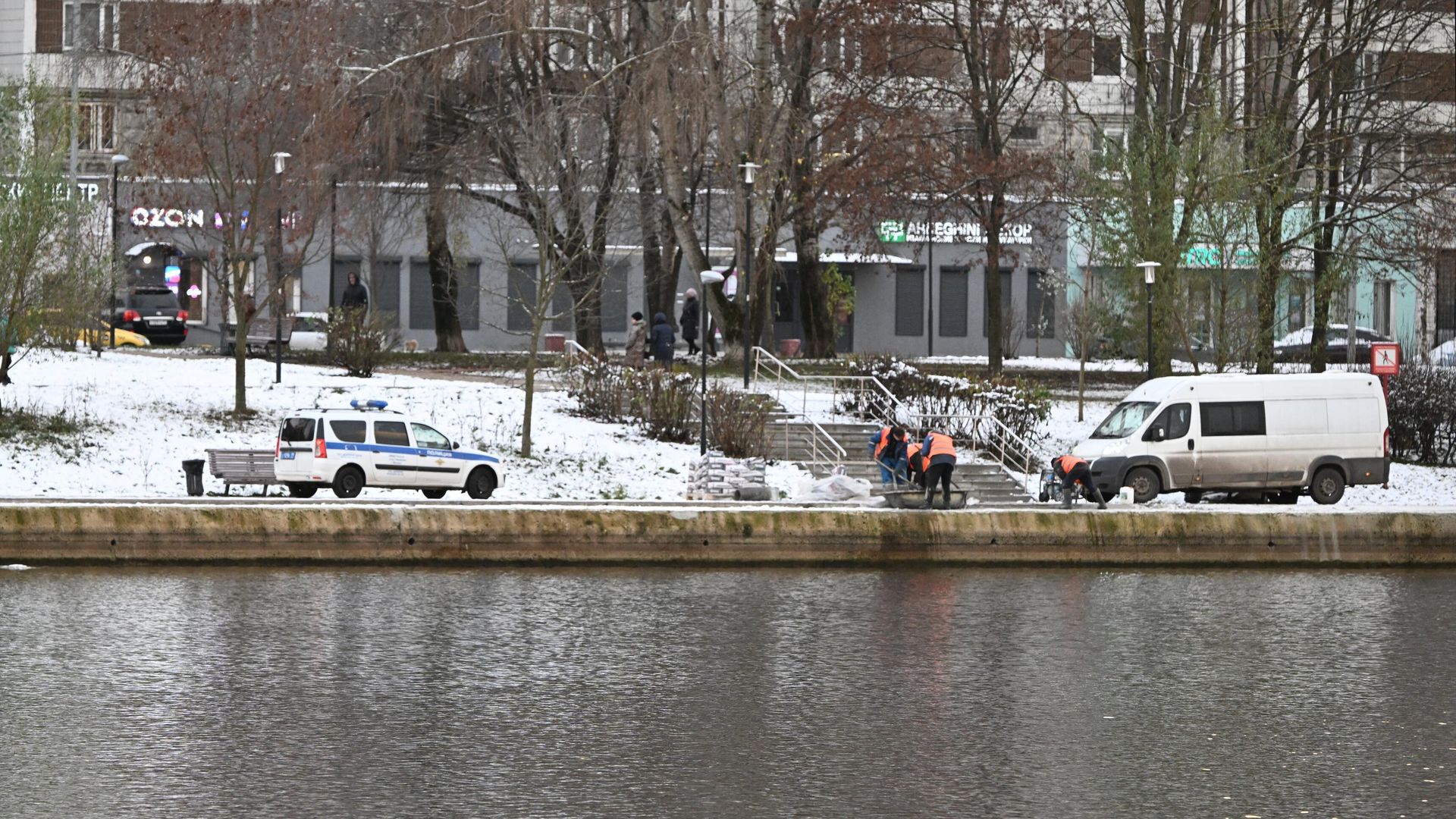Автомобили специальных служб около Гольяновского пруда в Москве, где нашли останки тела ребенка Автомобили специальных служб около Гольяновского пруда в Москве, где нашли останки тела ребенка - РИА Новости, 1920, 16.11.2025