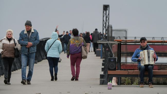 Горожане гуляют на набережной Азовского моря в Мариуполе