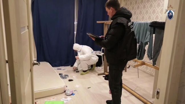 Кадр видео с места происшествия, где в одной из квартир города Балашихи было обнаружено тело ребенка