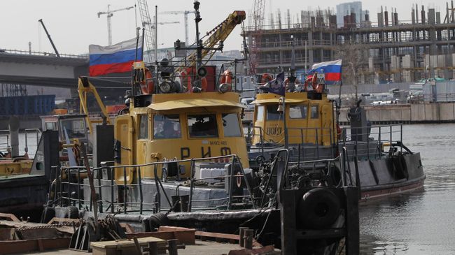 Буксиры Риф и Норд во время подготовки к открытию технической навигации на Москве-реке