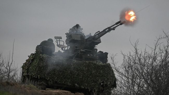 Военнослужащие ведут огонь из зенитной установки ЗУ-23