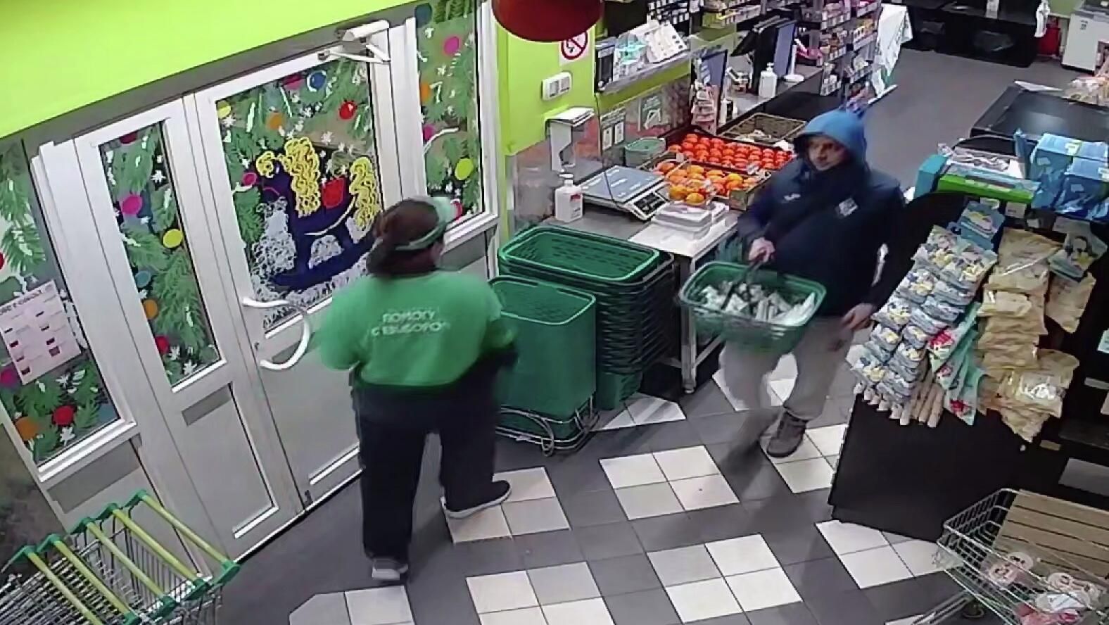 В Москве мужчина украл продукты из Вкусвилла. Кадр видео В Москве мужчина украл продукты из Вкусвилла. Кадр видео - РИА Новости, 1920, 17.11.2025