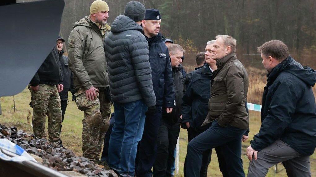 Премьер-министр Польши Дональд Туск на месте ЧП на железной дороге между Варшавой и Люблином Премьер-министр Польши Дональд Туск на месте ЧП на железной дороге между Варшавой и Люблином - РИА Новости, 1920, 17.11.2025