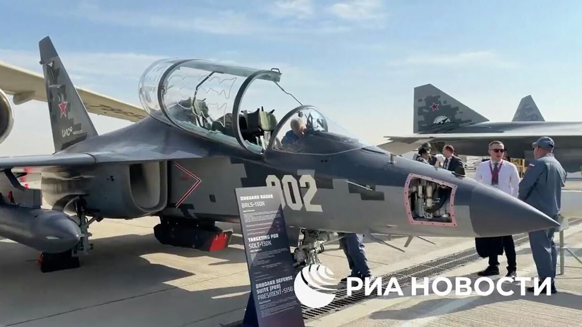 Модернизированный учебно-боевой самолет Як-130М Модернизированный учебно-боевой самолет Як-130М - РИА Новости, 1920, 17.11.2025