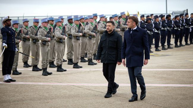 Владимир Зеленский и Эммануэль Макрон во время встречи