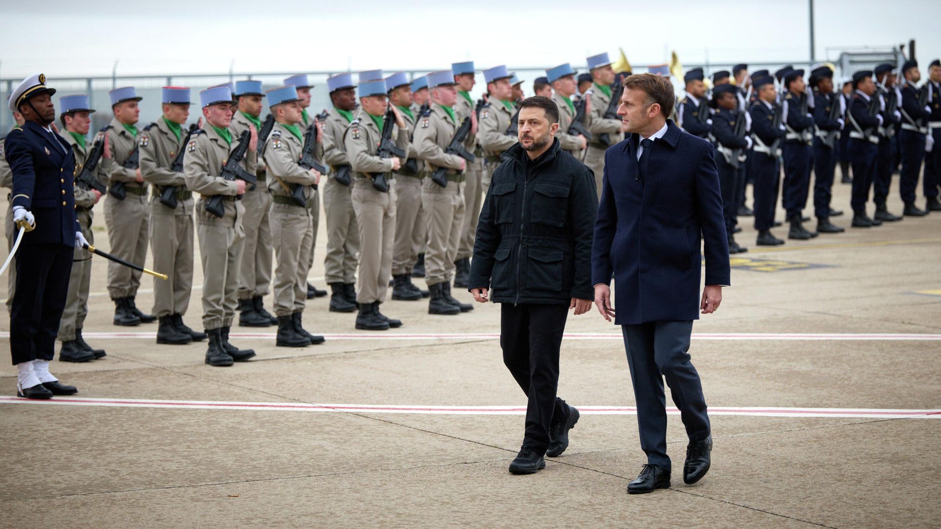 Владимир Зеленский и Эммануэль Макрон во время встречи Владимир Зеленский и Эммануэль Макрон во время встречи - РИА Новости, 1920, 19.11.2025