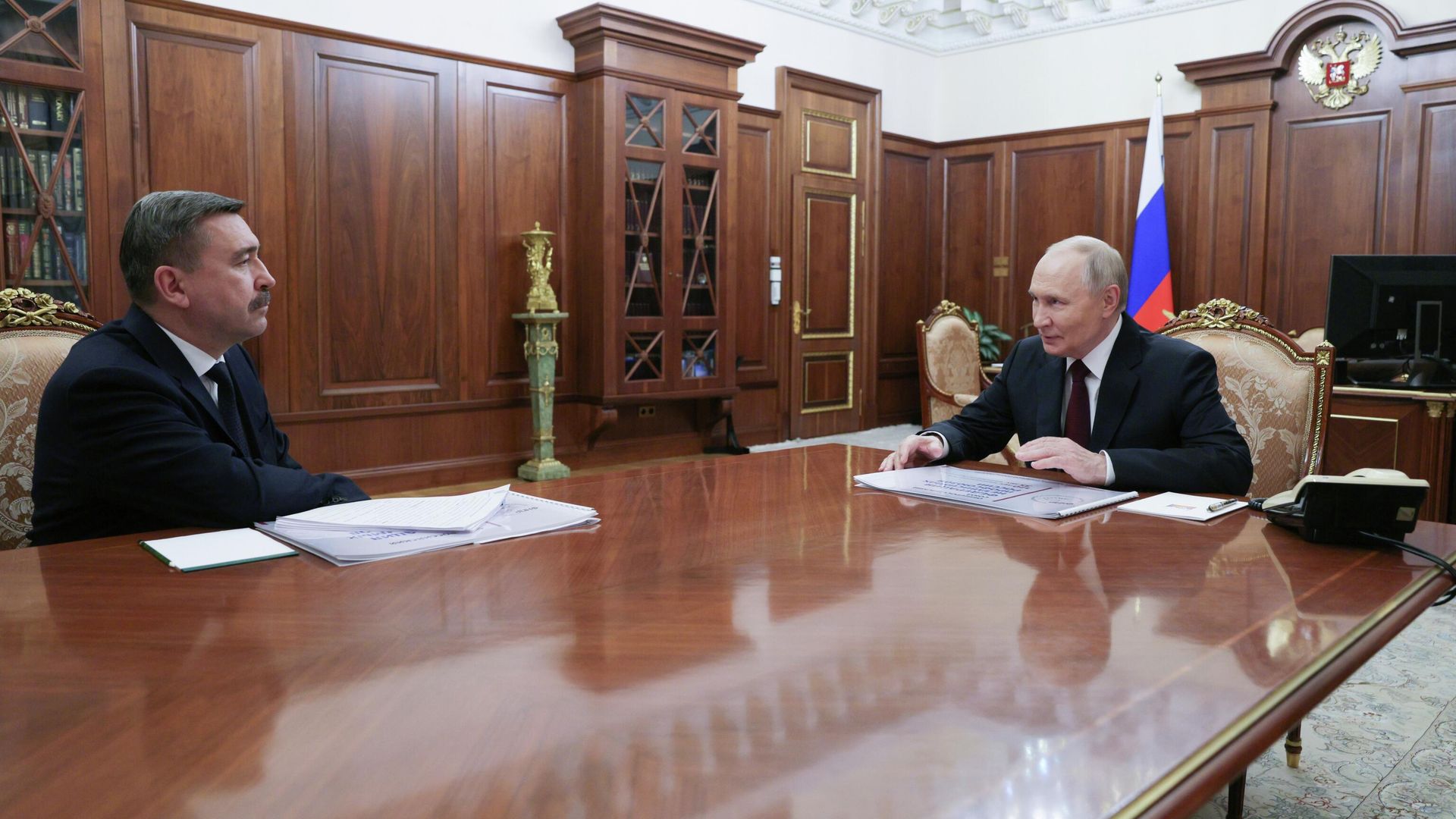 Президент РФ Владимир Путин и председатель Федерации независимых профсоюзов Сергей Черногаев во время встречи - РИА Новости, 1920, 17.11.2025