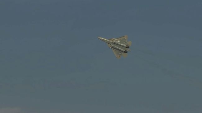 Российский истребитель Су-57 выступает на международном авиасалоне Dubai Airshow 2025