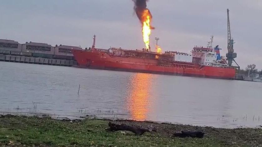 Пожар на газовом танкере у украинского порта Измаил Пожар на газовом танкере у украинского порта Измаил - РИА Новости, 1920, 17.11.2025