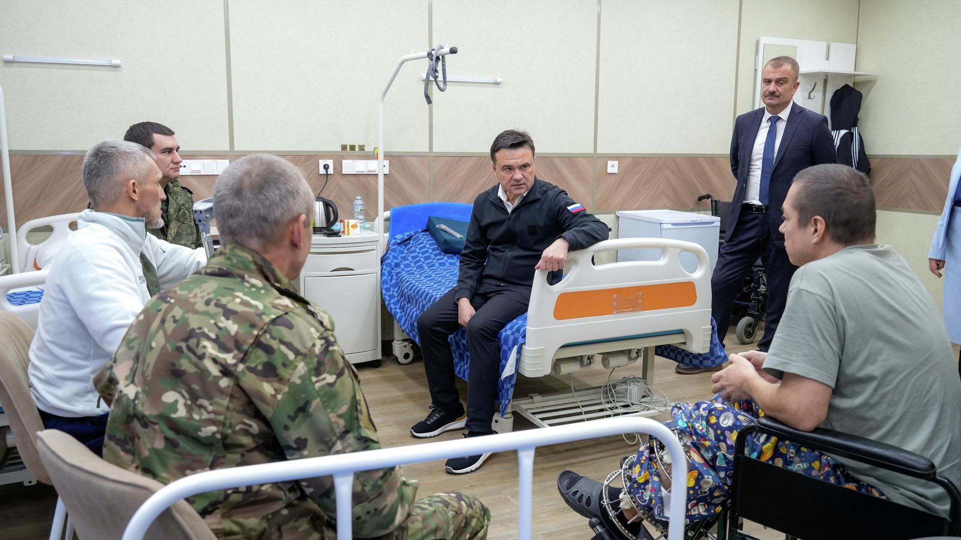Воробьев навестил бойцов СВО на реабилитации в санатории Солнечногорский Воробьев навестил бойцов СВО на реабилитации в санатории Солнечногорский - РИА Новости, 1920, 18.11.2025