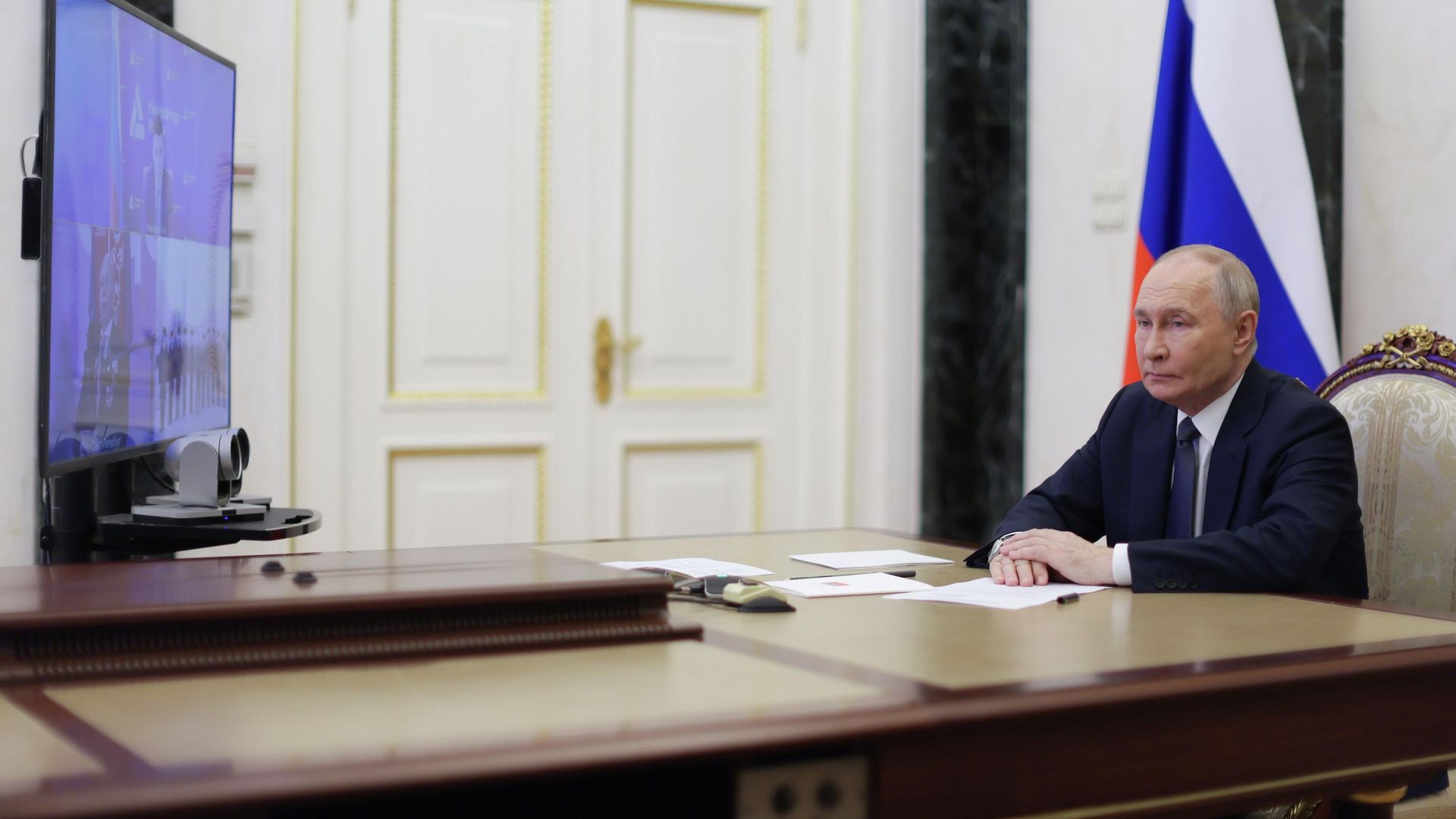 Президент РФ Владимир Путин в режиме видеоконференции принимает участие в церемонии закладки атомного ледокола Сталинград. 18 ноября 2025 - РИА Новости, 1920, 18.11.2025