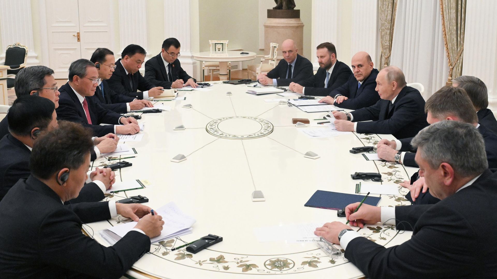 Владимир Путин во время двусторонней встречи с премьером Государственного совета Китая Ли Цяном Владимир Путин во время двусторонней встречи с премьером Государственного совета Китая Ли Цяном - РИА Новости, 1920, 18.11.2025