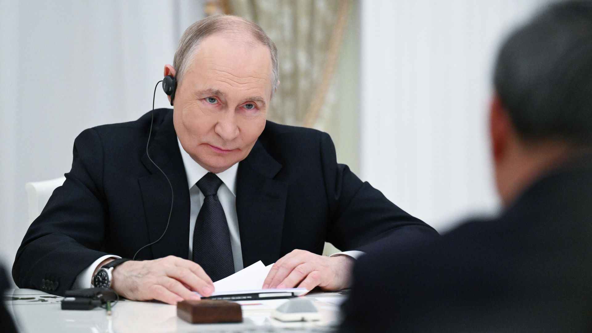 Президент РФ Владимир Путин на встрече с премьером Государственного совета Китая Ли Цяном. 18 ноября 2025 - РИА Новости, 1920, 18.11.2025