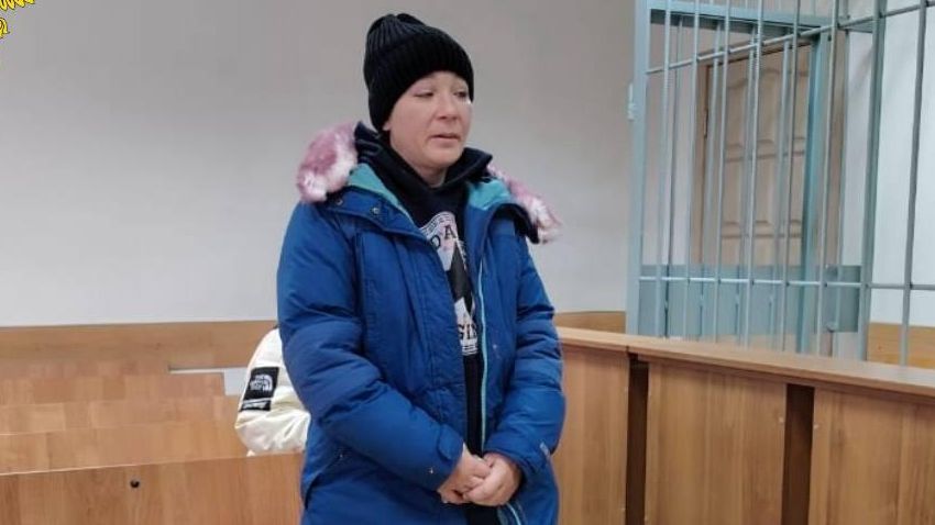 Жительница Первоуральска, осужденная за незаконное лишение свободы и истязание своего малолетнего сына - РИА Новости, 1920, 18.11.2025