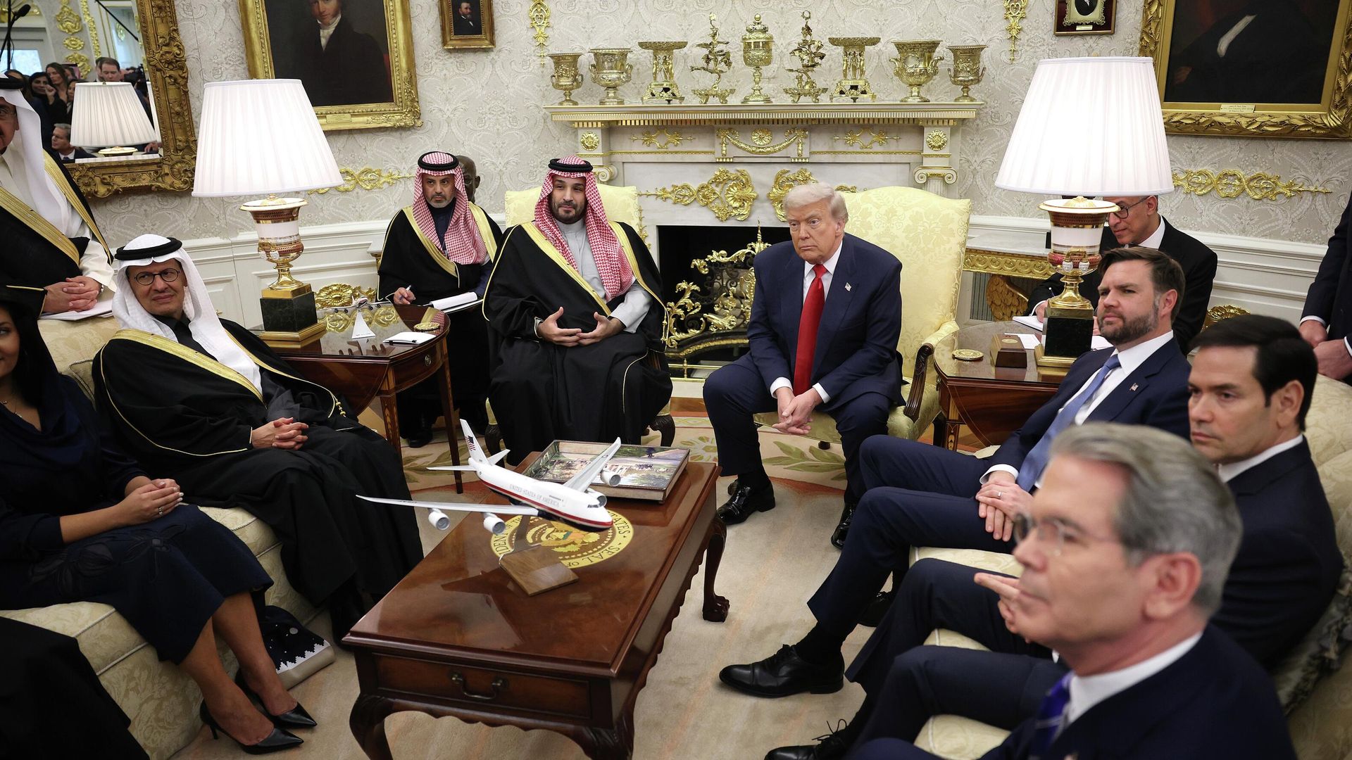 Президент США Дональд Трамп и наследный принц Саудовской Аравии Мухаммед бен Салман во время встречи в Белом доме. 18 ноября 2025 - РИА Новости, 1920, 18.11.2025
