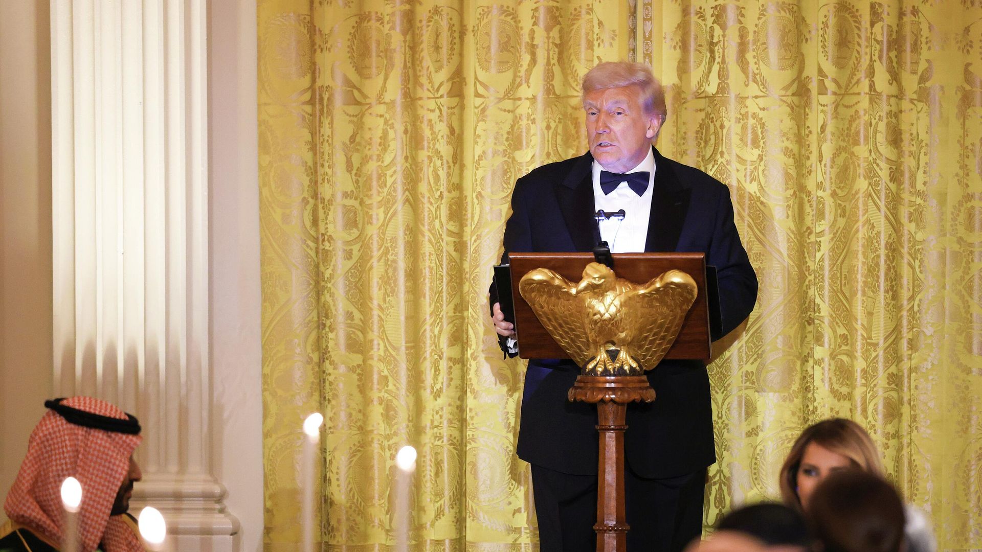 Президент США Дональд Трамп выступает во время ужина с наследным принцем Саудовской Аравии Мухаммедом бен Салманом в Восточном зале Белого дома - РИА Новости, 1920, 19.11.2025