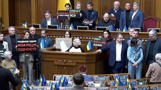 Депутаты партии Петра Порошенко* блокируют трибуну в Раде. 19 ноября 2025
