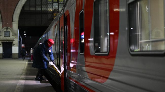 Проводница на перроне Казанского вокзала перед отправкой поезда