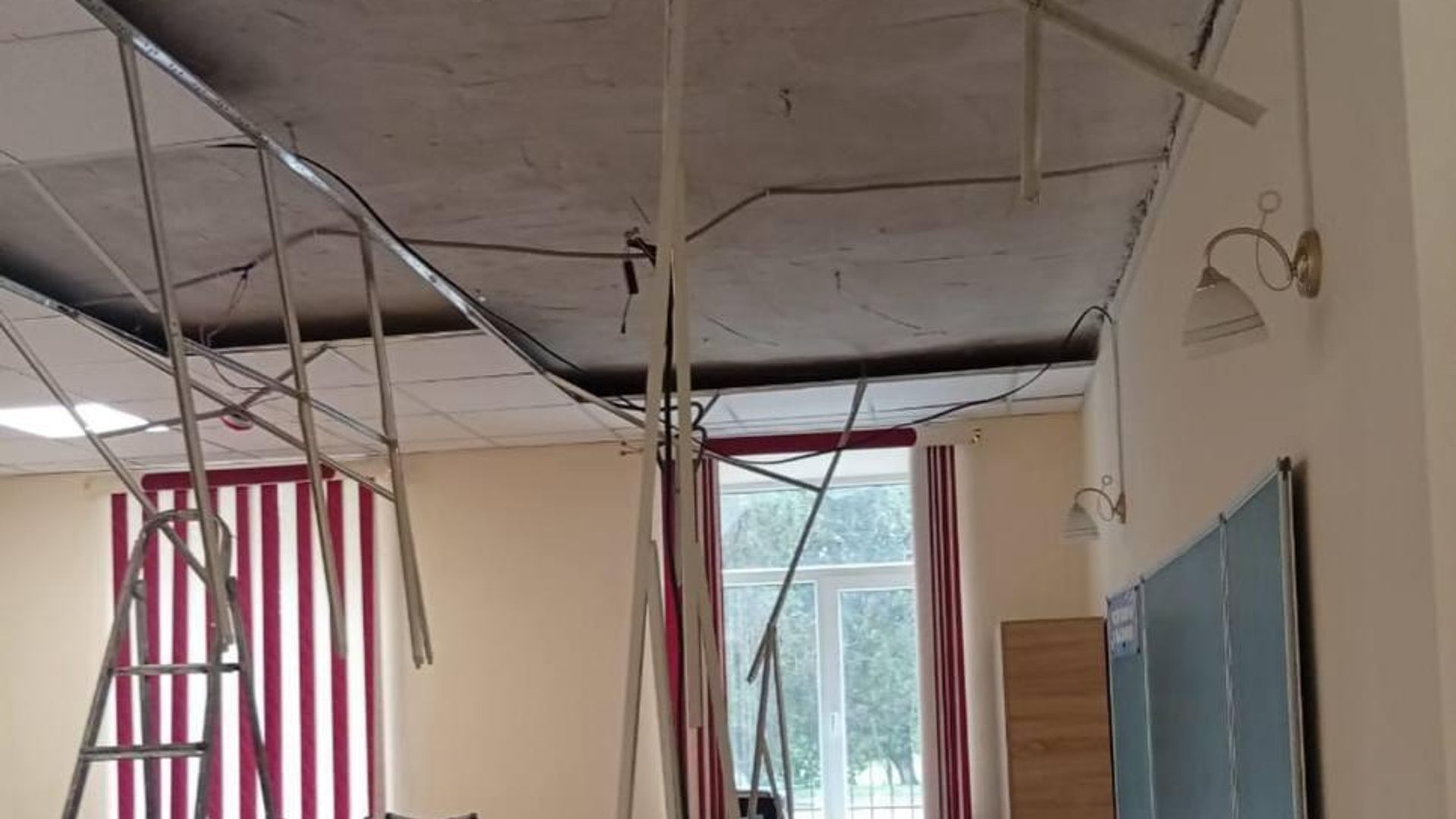 На месте обрушения подвесного потолка в школе в городе Нарткала в Кабардино-Балкарии На месте обрушения подвесного потолка в школе в городе Нарткала в Кабардино-Балкарии - РИА Новости, 1920, 19.11.2025